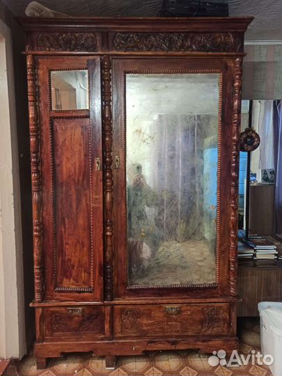 Шкаф старинный