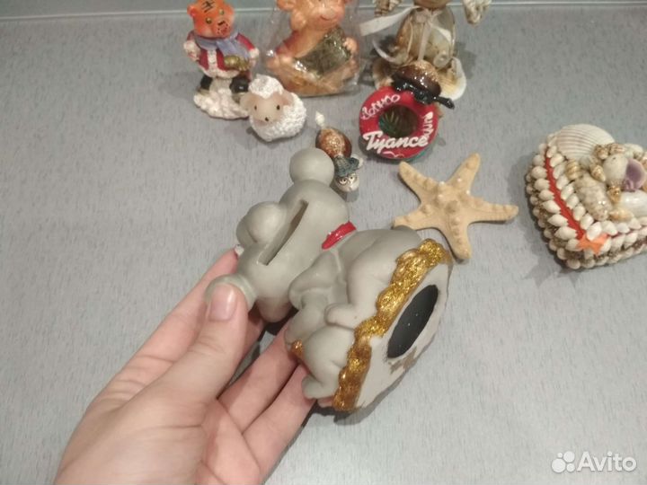 Копилка, статуэтки, свечи и шкатулка