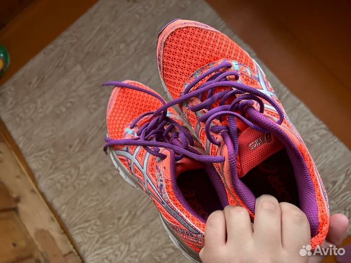 Кроссовки женские 37 размер бу