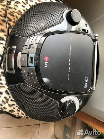 Портативная магнитола LG SB16B