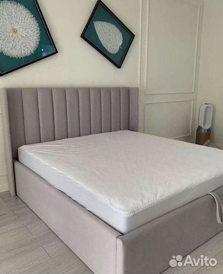 Кровать с мягким изголовьем