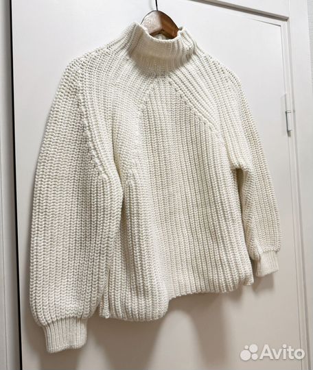 Свитер белый обьемный s