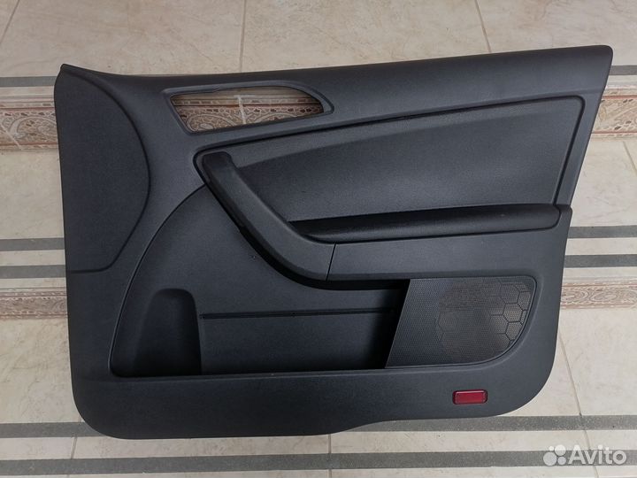 Обшивка двери передней правой Шкода Йети