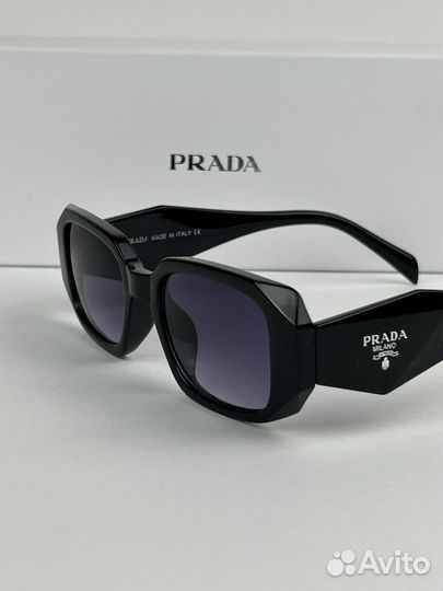 Солнцезащитные очки Prada