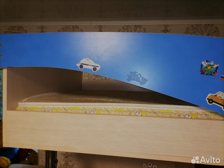 Детский уголок с кроватью и столом