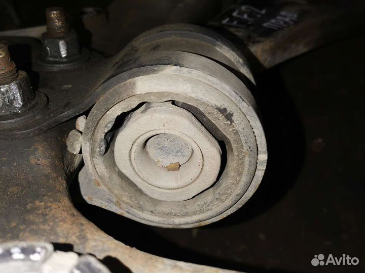 Передний рычаг левый Ford Focus 2