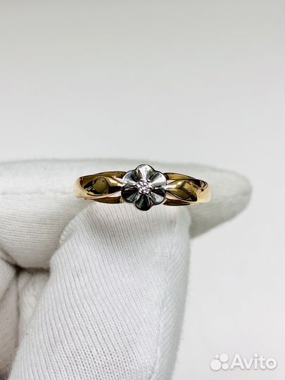 Золотое кольцо с бриллиантом