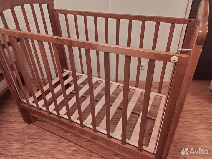 Детская кроватка с маятником