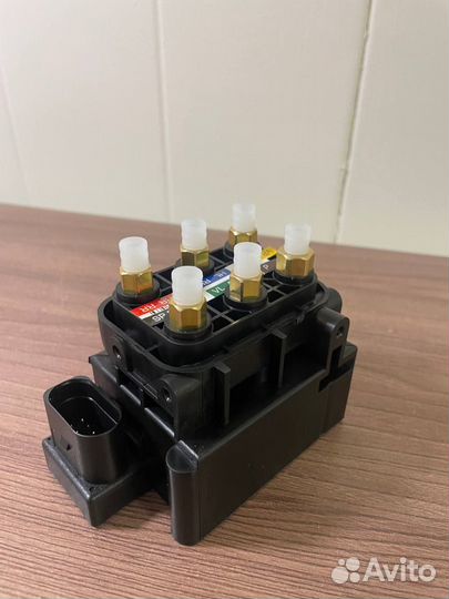 Блок клапанов пневмоподвески мерседес