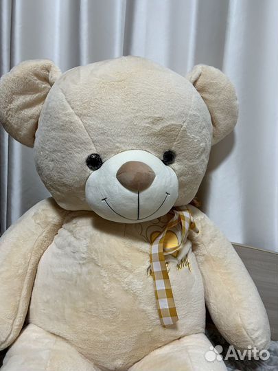 Большой плюшевый медведь