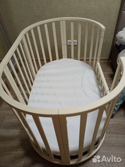 Детская кроватка с универсальным маятником