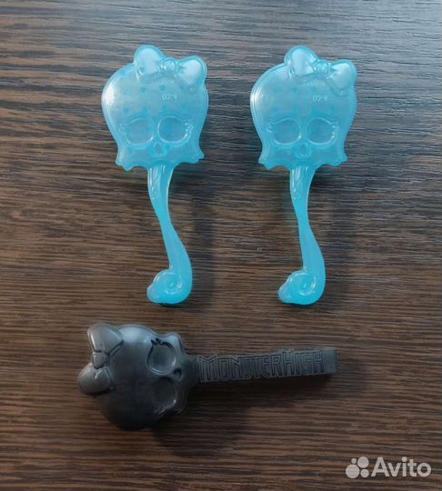 Аксессуары для кукол - подставки, расчески