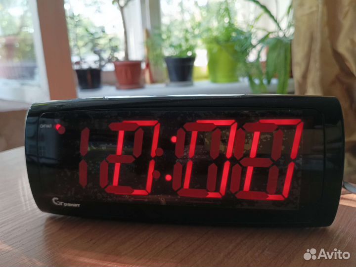 Часы электронные настольные