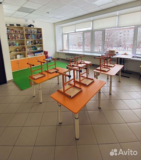 Рулонные шторы салатового и бежевого цвета