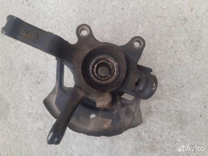 Поворотный кулак nissan sunny левый