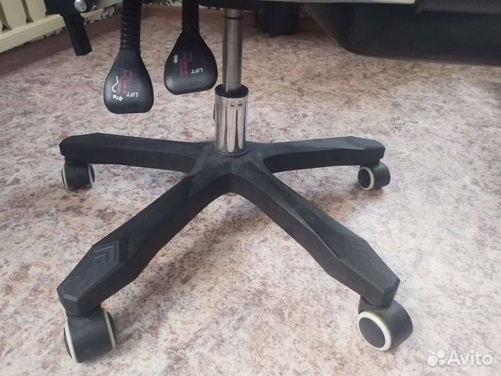 Офисное компьютерное кресло