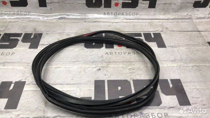 Уплотнитель багажника задний Infiniti M37 Y51 3.7