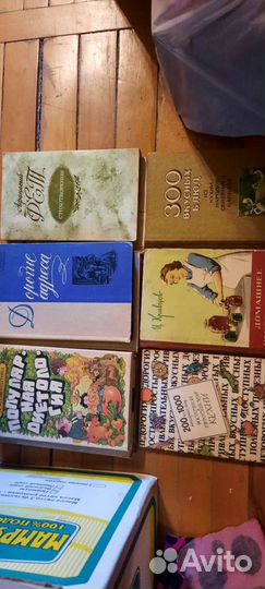 Книги много разные
