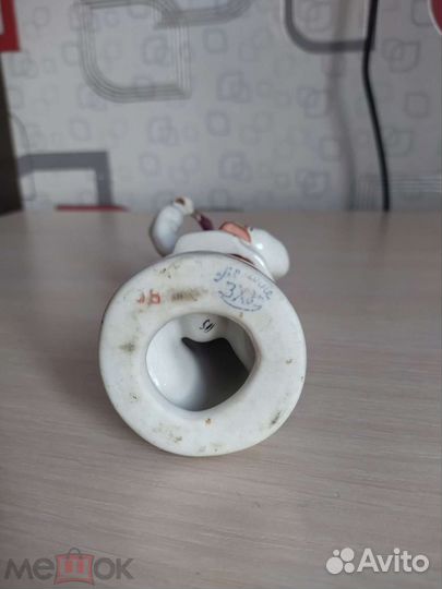 Фарфоровая статуэтка Девочка с флажком. зхк