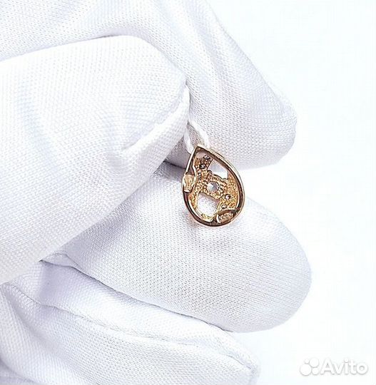 Золотая подвеска с камнем