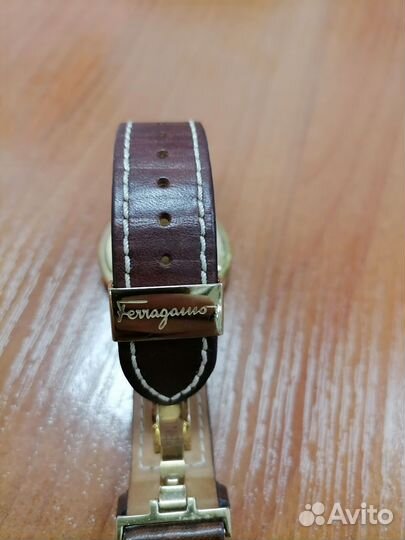 Часы женские Salvadore Ferragamo