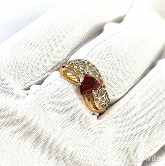 Золотое кольцо с камнем 17р
