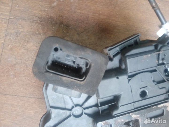 Замок двери передний левый Volkswagen Polo