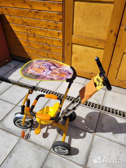 Детский трехколесный велосипед с ручкой