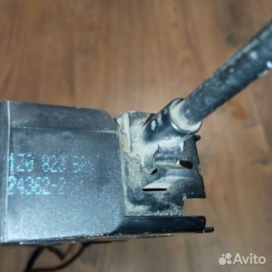 Замок капота