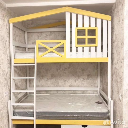 Детская кровать домик из массива (новая)