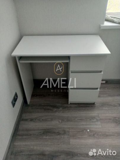 Письменный стол белый