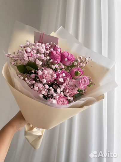 Букет из пион кустовых роз и гипсофилы доставка