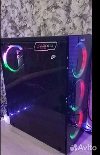 Игровой компьютер с монитором и клавиатурой