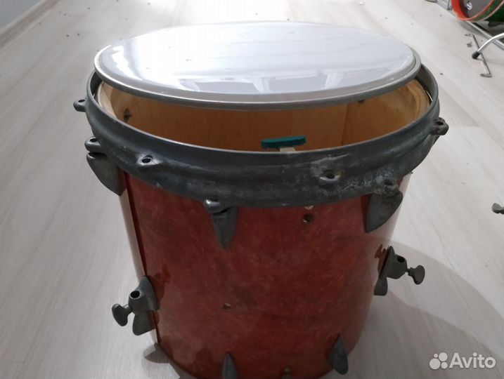 Напольный том