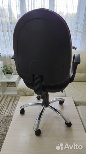 Стул офисный на колесах