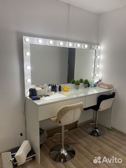 Гримерный стол с зеркалом и ящиками