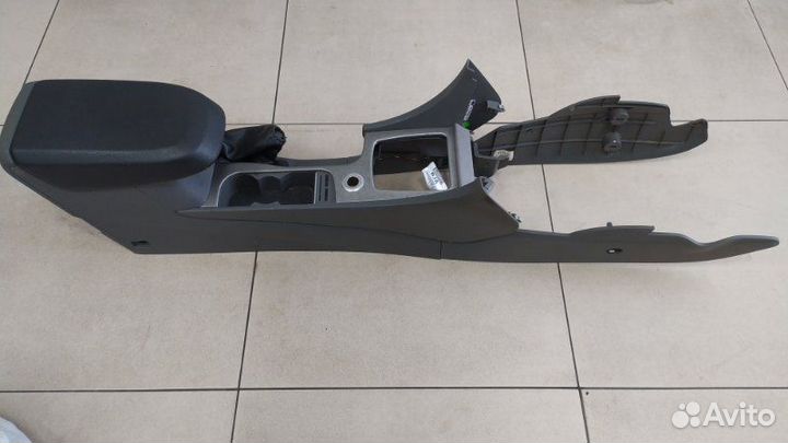 Консоль центральная (подлокотник) Ford Focus 2