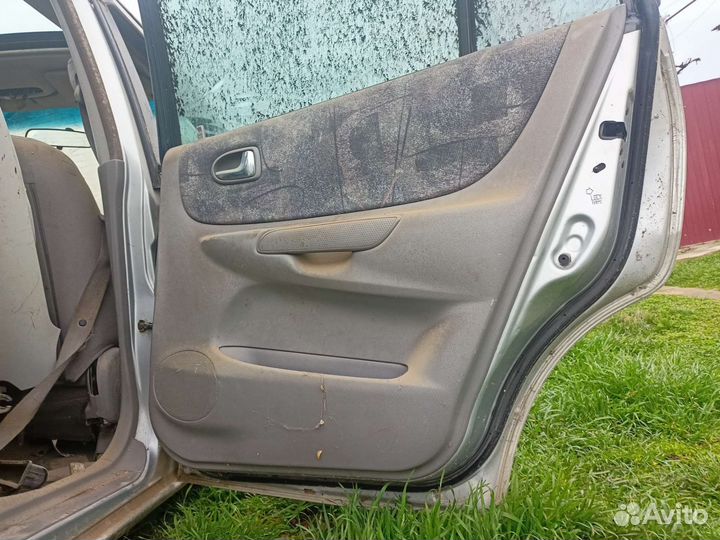 Двери Mazda premacy 2001г
