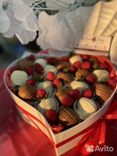 Клубника в шоколаде и цветы