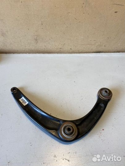 Рычаг подвески передний правый Peugeot 308 1.6L