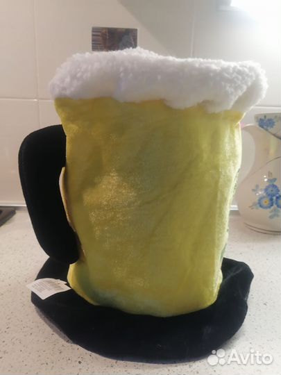 Головной убор - пивная кружка. Для приколов