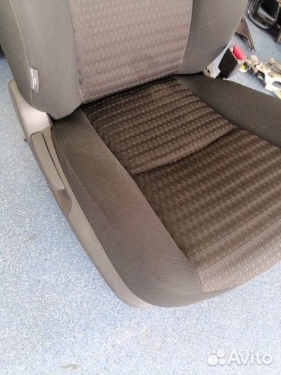Сиденье переднее правое Toyota Corolla E150