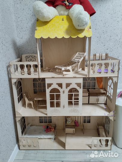 Большой кукольный домик с мебелью