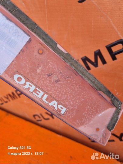 Ветровик передний правый Mitsubishi Pajero V46