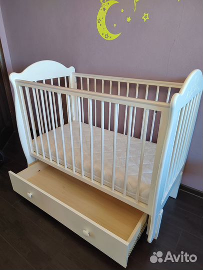 Детская кроватка с маятником и ящиком