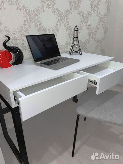 Белый компьютерный стол