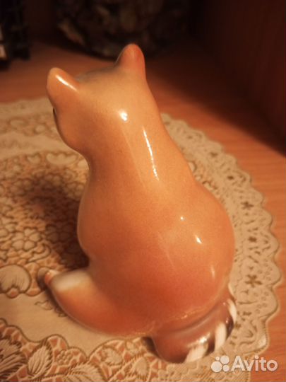 Фарфоровая статуэтка- енот