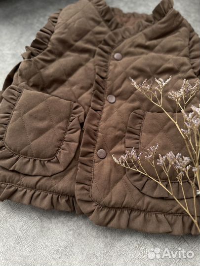 Новый Жилет стеганый с рюшами 86 для девочки