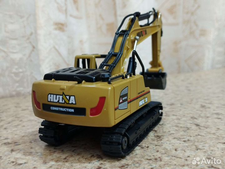 Металлическая модель экскаватора в масштабе 1:60