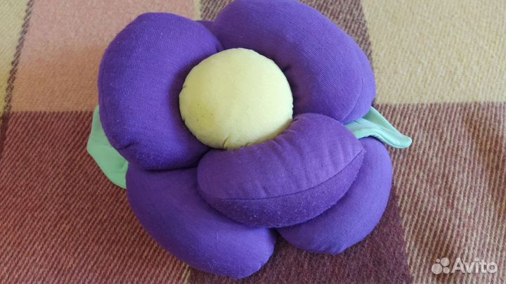 Декоративная подушка цветок